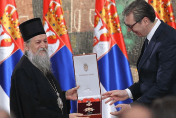 Vučić odlikovao vladiku optuženog za seksualno zlostavljanje maloljetnika Vučić odlikovao vladiku optuženog za seksualno zlostavljanje maloljetnika