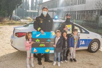 Održan prvi čas bezbjednosti saobraćaja za mališane iz vrtića u Spužu Održan prvi čas bezbjednosti saobraćaja za mališane iz vrtića u Spužu