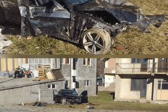 Nakon prevrtanja automobil završio u dvorištu kuće Nakon prevrtanja automobil završio u dvorištu kuće