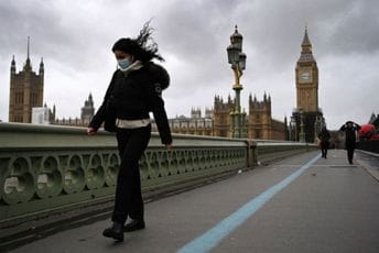 Britanska obalska straža upozorila da se ne prave selfiji tokom oluje Britanska obalska straža upozorila da se ne prave selfiji tokom oluje