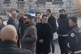 Abazović prišao pristalicama Demokrata i sa njima skandirao: "Izdaja, uzeo si pare, Dritane" Abazović prišao pristalicama Demokrata i sa njima skandirao: "Izdaja, uzeo si pare, Dritane"