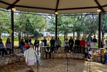 "Mladost" u Njegoševom parku: Edukativna predstava mladih umjetnika oduševila posjetioce