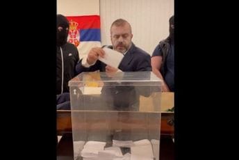 Sergej Trifunović "izašao" na glasanje u mrtvačkom sanduku (VIDEO) Sergej Trifunović "izašao" na glasanje u mrtvačkom sanduku (VIDEO)