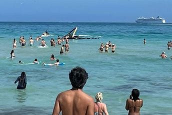 Helikopter pao nadomak plaže pune kupača (VIDEO) Helikopter pao nadomak plaže pune kupača (VIDEO)
