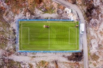 Obnovljen fudbalski teren na Gorici koji je uništen u prošlogodišnjem požaru Obnovljen fudbalski teren na Gorici koji je uništen u prošlogodišnjem požaru