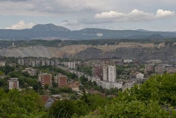 Tragedija u Srbiji: Otac i sin zajedno skočili sa osmog sprata zgrade Tragedija u Srbiji: Otac i sin zajedno skočili sa osmog sprata zgrade
