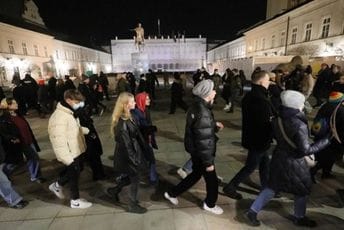 Demonstranti u Varšavi uzvikivali "Ne dirajte Ukrajinu" i "Putina na sud" Demonstranti u Varšavi uzvikivali "Ne dirajte Ukrajinu" i "Putina na sud"