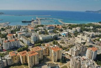 Dječak povrijeđen nožem tokom vršnjačke tuče u Baru Dječak povrijeđen nožem tokom vršnjačke tuče u Baru