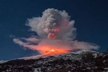 Etna izbacuje pepeo: Zatvoren aerodrom u Kataniji, za sad nema evakuacije stanovništva Etna izbacuje pepeo: Zatvoren aerodrom u Kataniji, za sad nema evakuacije stanovništva