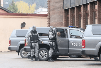 Tuzla: Policajci se zaglavili u liftu, pobjegli im dileri koje je trebalo da uhapse Tuzla: Policajci se zaglavili u liftu, pobjegli im dileri koje je trebalo da uhapse