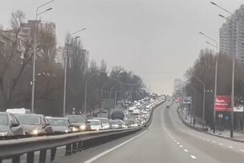 Kolone vozila napuštaju Kijev Kolone vozila napuštaju Kijev