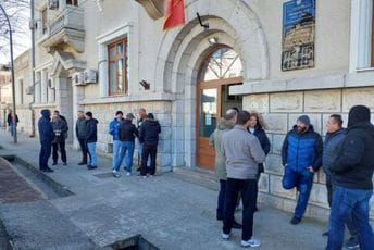 Bivši radnici KAP-a ispred Privrednog suda, čekaju da ih primi Jovanić Bivši radnici KAP-a ispred Privrednog suda, čekaju da ih primi Jovanić