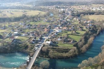 Na prevaru ih namamio da pođu u Spuž, zatim provalio u njihovu kuću u Podgorici kroz prozor od kupatila