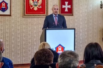 Cetinje: Uručena pomoć od 100.000 eura za djecu iz socijalno ugroženih porodica Cetinje: Uručena pomoć od 100.000 eura za djecu iz socijalno ugroženih porodica