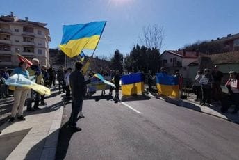 Protest Ukrajinaca ispred ruske ambasade u Podgorici: Stop agresiji! Protest Ukrajinaca ispred ruske ambasade u Podgorici: Stop agresiji!
