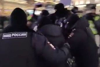 Rusija: Policija hapsi građane koji protestuju protiv rata Rusija: Policija hapsi građane koji protestuju protiv rata