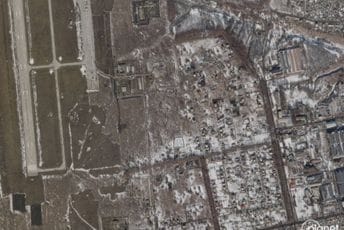 Objavljen satelitski snimak napada na vazdušnu bazu kod Harkova Objavljen satelitski snimak napada na vazdušnu bazu kod Harkova