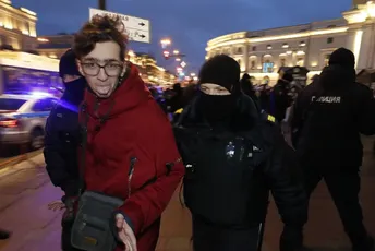 Više od 1.700 ljudi uhapšeno na antiratnim protestima širom Rusije Više od 1.700 ljudi uhapšeno na antiratnim protestima širom Rusije