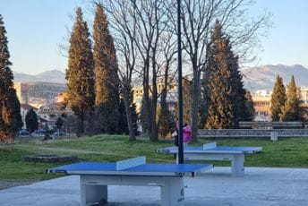 Stolovi za stoni tenis postavljeni u parku na Pobrežju i u novom parku na Starom aerodromu Stolovi za stoni tenis postavljeni u parku na Pobrežju i u novom parku na Starom aerodromu