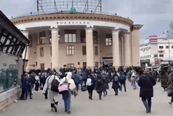 Potresni prizori iz Kijeva: Ljudi bježe u metro, pokušavajući da stignu do Lavova Potresni prizori iz Kijeva: Ljudi bježe u metro, pokušavajući da stignu do Lavova