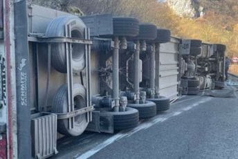 U prekidu saobraćaj prema Srbiji, prevrnuo se kamion podgoričkih tablica U prekidu saobraćaj prema Srbiji, prevrnuo se kamion podgoričkih tablica