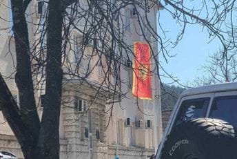 Nakon javne prozivke: Ispred zgrade CB Nikšić ponovo postavljena zastava Crne Gore Nakon javne prozivke: Ispred zgrade CB Nikšić ponovo postavljena zastava Crne Gore