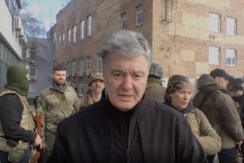 Porošenko sa kalašnjikovom maršira Kijevom i pita - zašto Bajden ne bi sljedeće sedmice došao kod nas?