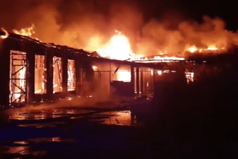 Požar u Igalu, gori bivši servis HTP Boke (VIDEO) Požar u Igalu, gori bivši servis HTP Boke (VIDEO)