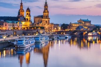 Balkon Evrope: Terasa s koje se pruža panoramski pogled na grad podignut iz pepela Balkon Evrope: Terasa s koje se pruža panoramski pogled na grad podignut iz pepela