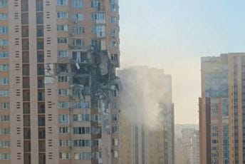 Snimljen trenutak udara projektila u stambenu zgradu u Kijevu Snimljen trenutak udara projektila u stambenu zgradu u Kijevu