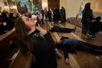 Između istinskog doživljaja i autosugestije Između istinskog doživljaja i autosugestije