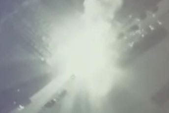 Prvi snimak "Bayraktara TB2" u akciji: Pogledajte kako dron uništava kolonu ruskih vozila (VIDEO) Prvi snimak "Bayraktara TB2" u akciji: Pogledajte kako dron uništava kolonu ruskih vozila (VIDEO)