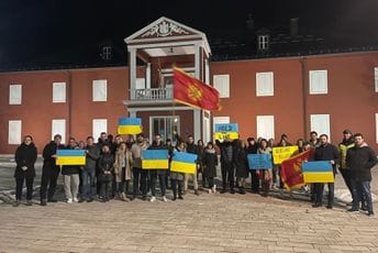 Sa Cetinja odjekuje: Slava Ukrajini, herojima slava (VIDEO) Sa Cetinja odjekuje: Slava Ukrajini, herojima slava (VIDEO)