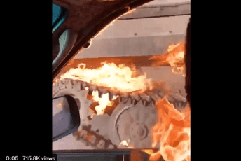 Žena iz automobila bacila Molotovljev koktel na ruski tenk (VIDEO) Žena iz automobila bacila Molotovljev koktel na ruski tenk (VIDEO)