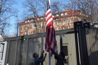 Zatvorena američka ambasada u Minsku, spuštena zastava Zatvorena američka ambasada u Minsku, spuštena zastava