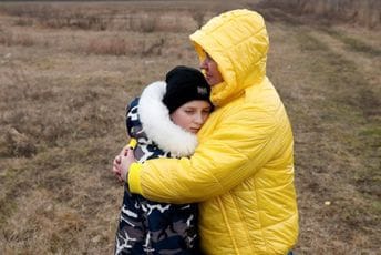 Strahote rata: Kako je jedna majka prevela tuđu djecu preko granice, a sopstvenu morala ostaviti u Ukrajini Strahote rata: Kako je jedna majka prevela tuđu djecu preko granice, a sopstvenu morala ostaviti u Ukrajini