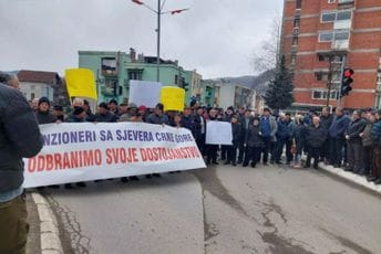 Penzioneri blokirali glavnu saobraćajnicu prema Podgorici Penzioneri blokirali glavnu saobraćajnicu prema Podgorici