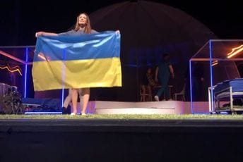 Nakon predstave "The Effect" u CNP-u, glumica Marta Ćeranić raširila zastavu Ukrajine (VIDEO) Nakon predstave "The Effect" u CNP-u, glumica Marta Ćeranić raširila zastavu Ukrajine (VIDEO)