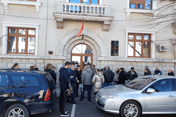 Bivši radnici MA ispred Privrednog suda, traže sastanak sa Jovanićem Bivši radnici MA ispred Privrednog suda, traže sastanak sa Jovanićem