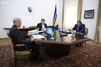 Dodik tražio da BiH bude neutralna po pitanju Ukrajine, Komšić i Džaferović odbili Dodik tražio da BiH bude neutralna po pitanju Ukrajine, Komšić i Džaferović odbili