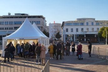 Građani Podgorice za Ukrajinu: Na Trgu nezavisnosti počela humanitarna akcija Građani Podgorice za Ukrajinu: Na Trgu nezavisnosti počela humanitarna akcija