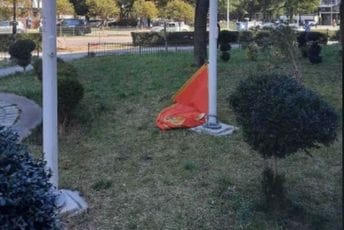 Ispred zgrade Istorijskog instituta i ZZZ državna zastava na zemlji Ispred zgrade Istorijskog instituta i ZZZ državna zastava na zemlji