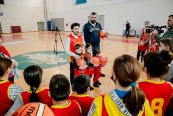 Abazović, Peković i Centar za prava djeteta dijelili djeci lopte i dresove košarkaške reprezentacije Abazović, Peković i Centar za prava djeteta dijelili djeci lopte i dresove košarkaške reprezentacije