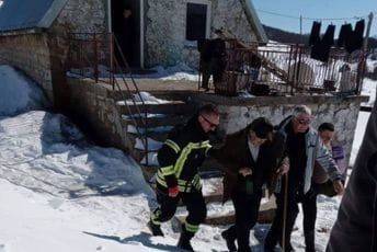 Akcijom šavničkih spasilaca i zdravstvenih radnika starac evakuisan sa Sinjajevine Akcijom šavničkih spasilaca i zdravstvenih radnika starac evakuisan sa Sinjajevine
