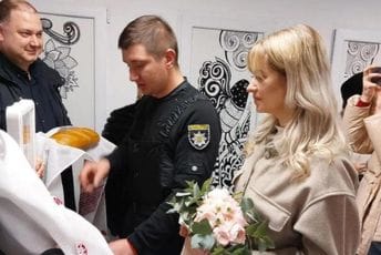 Par iz Ukrajine se vjenčao u skloništu u Odesi Par iz Ukrajine se vjenčao u skloništu u Odesi