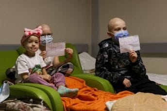 Djeca u podrumu bolnice u Kijevu dok traje rusko granatiranje Djeca u podrumu bolnice u Kijevu dok traje rusko granatiranje