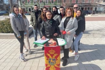 Mladi liberali Nikšića podržali peticiju za nacionalnu penziju umjetniku Laketiću Mladi liberali Nikšića podržali peticiju za nacionalnu penziju umjetniku Laketiću