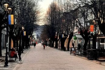 Ukrajinske zastave na ulicama Cetinja Ukrajinske zastave na ulicama Cetinja