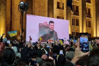 Nepregledne mase na ulicama: Pogledajte kako su u Tbilisiju ispratili obraćanje Zelenskog (VIDEO) Nepregledne mase na ulicama: Pogledajte kako su u Tbilisiju ispratili obraćanje Zelenskog (VIDEO)