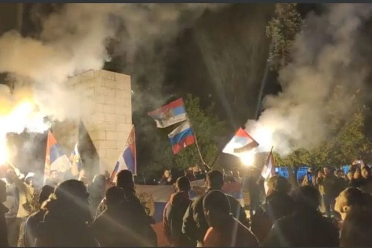 Protest u Bijelom Polju: Pjevali "Krim je Rusija", "Kosovo je Srbija", poručili da se bore protiv satanista Protest u Bijelom Polju: Pjevali "Krim je Rusija", "Kosovo je Srbija", poručili da se bore protiv satanista